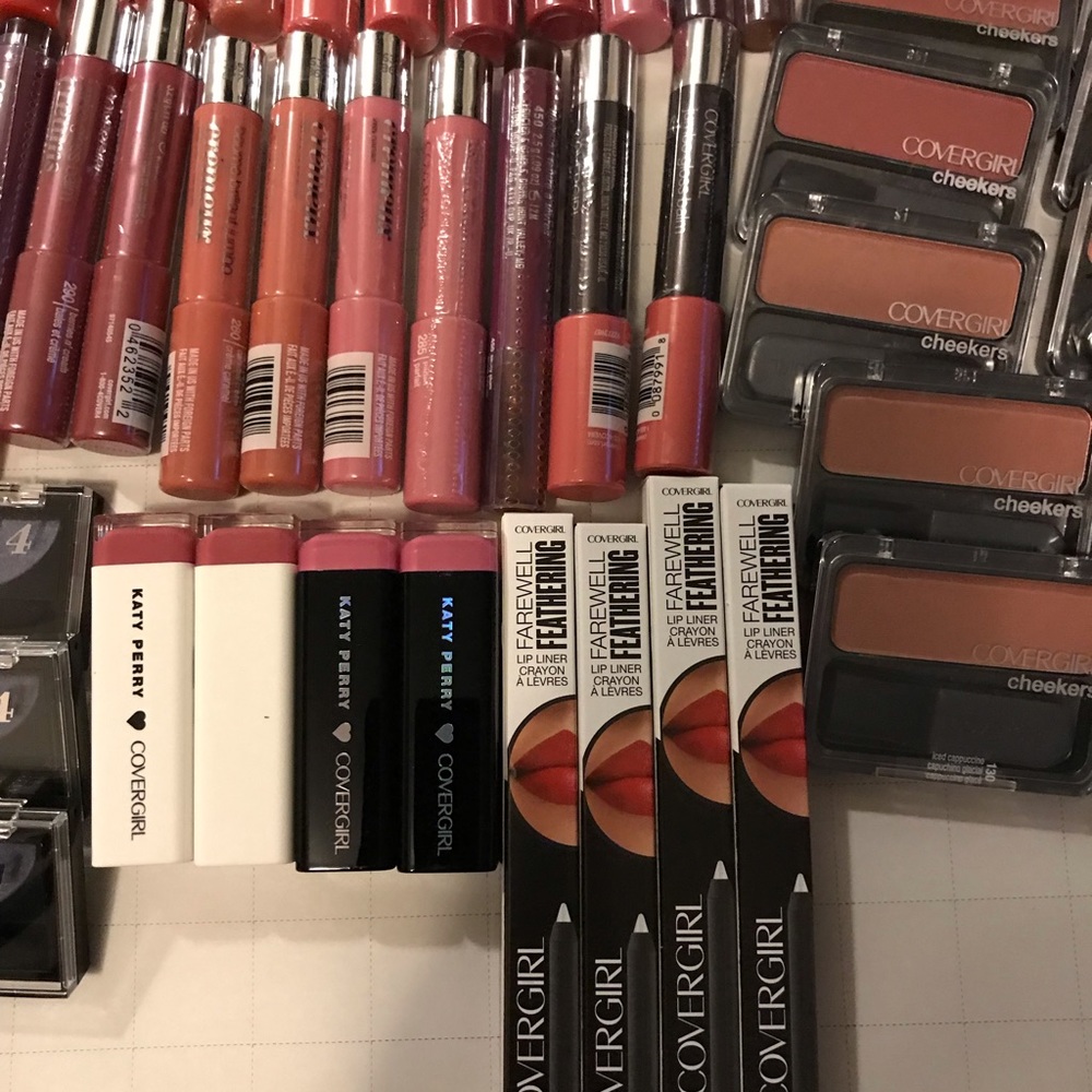 NWT 83PCS COVERGIRL MAKEPUP LOT - Picture 4 of 8